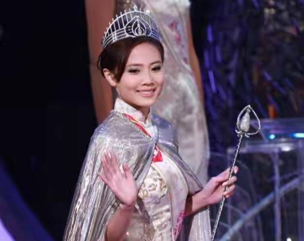 TVB港姐冠军被问前男友结婚面露尴尬，与富二代传绯闻，关系暧昧