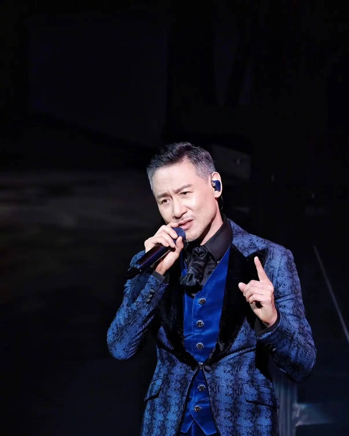 64岁张学友为演唱会高音多次破音致歉！想中止演唱会给所有人退票