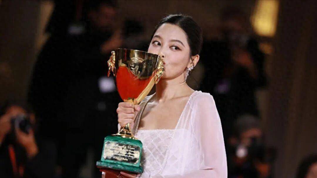 原创            辛芷蕾8年前上综艺，被宋丹丹淘汰，那些年被淘汰的影后还有谁