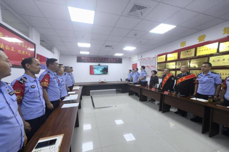 信阳东站派出所隆重举行老民警荣退仪式