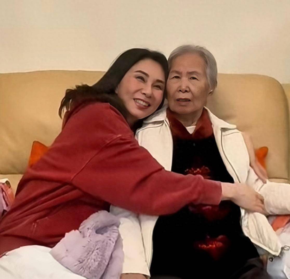一路走好！香港知名女星宣布母亲离世，因偷税漏税被判入狱九个月