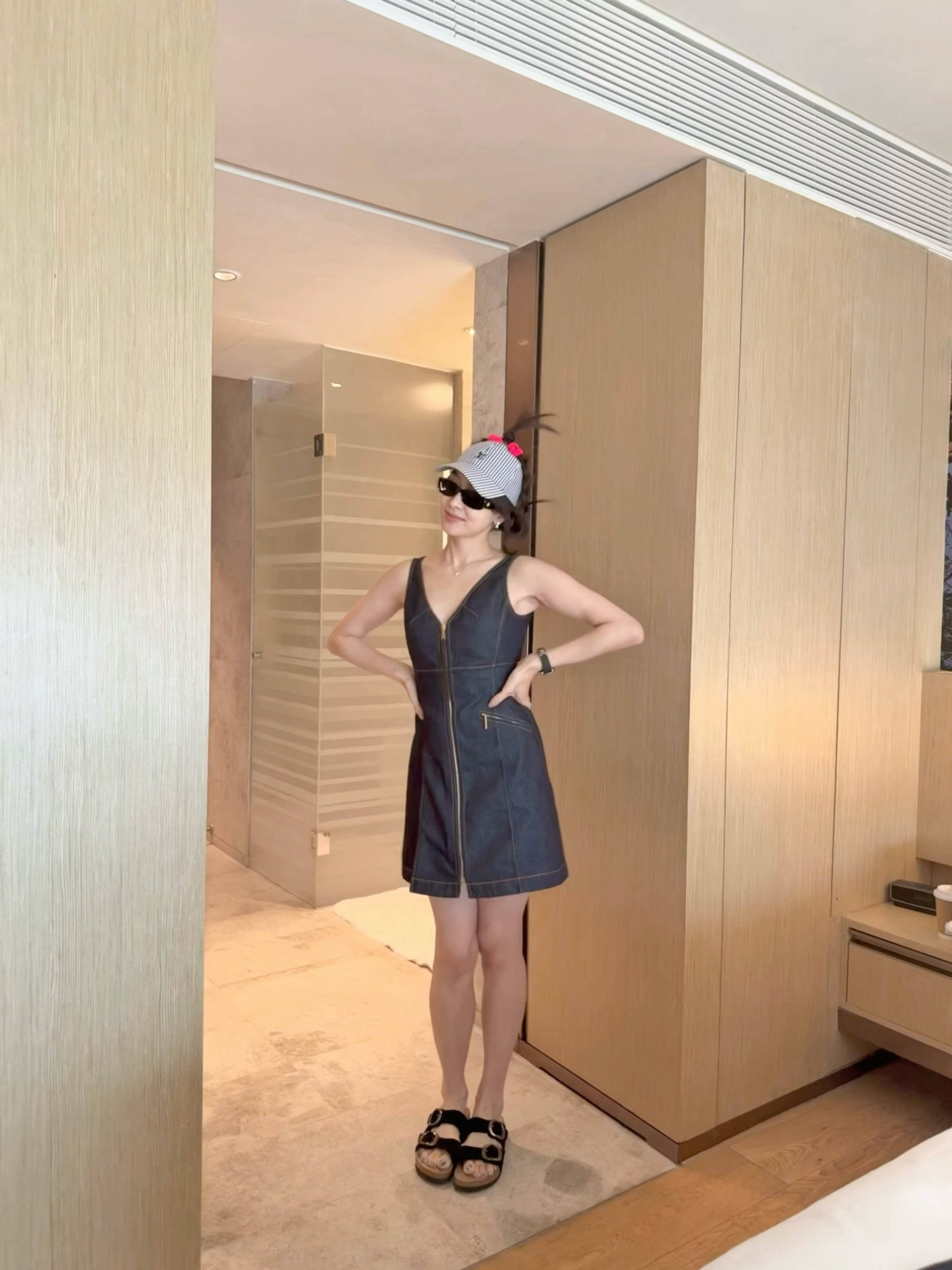 宋茜穿牛仔短裙头戴红色发饰 双手叉腰古灵精怪