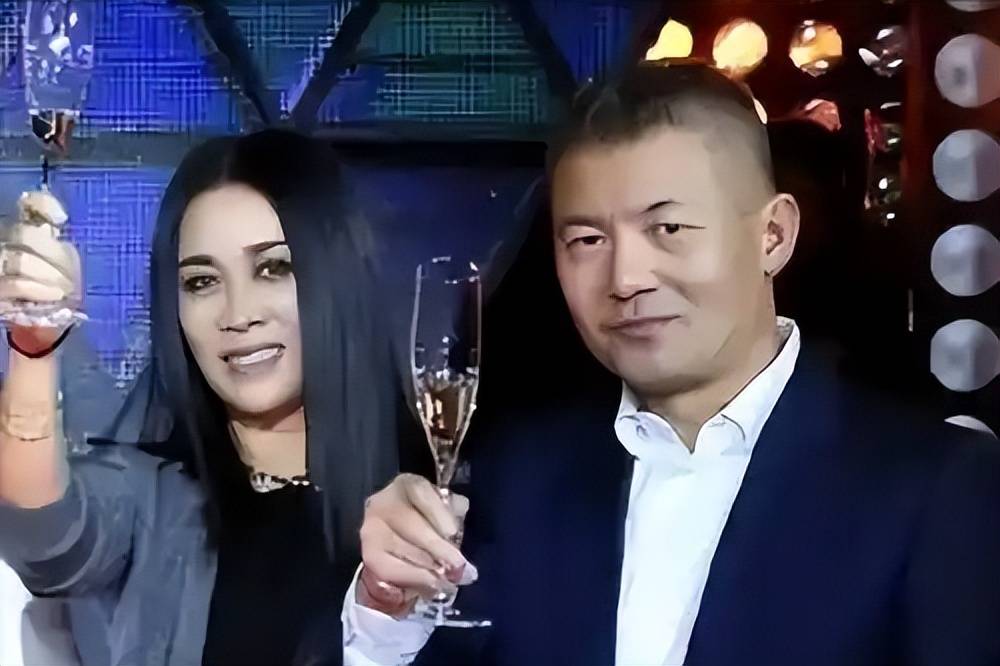 原创            那英也没想到，自己在综艺秀恩爱，却被一“亲密挽手照”抢尽风头
