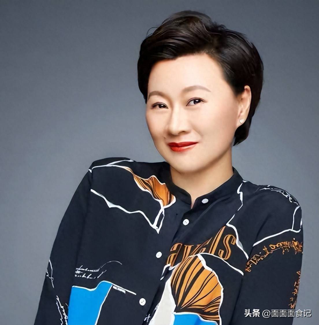 原创            能跟赵本山“对着干”，如今又在东北足球赛亮嗓，她真深藏不露！