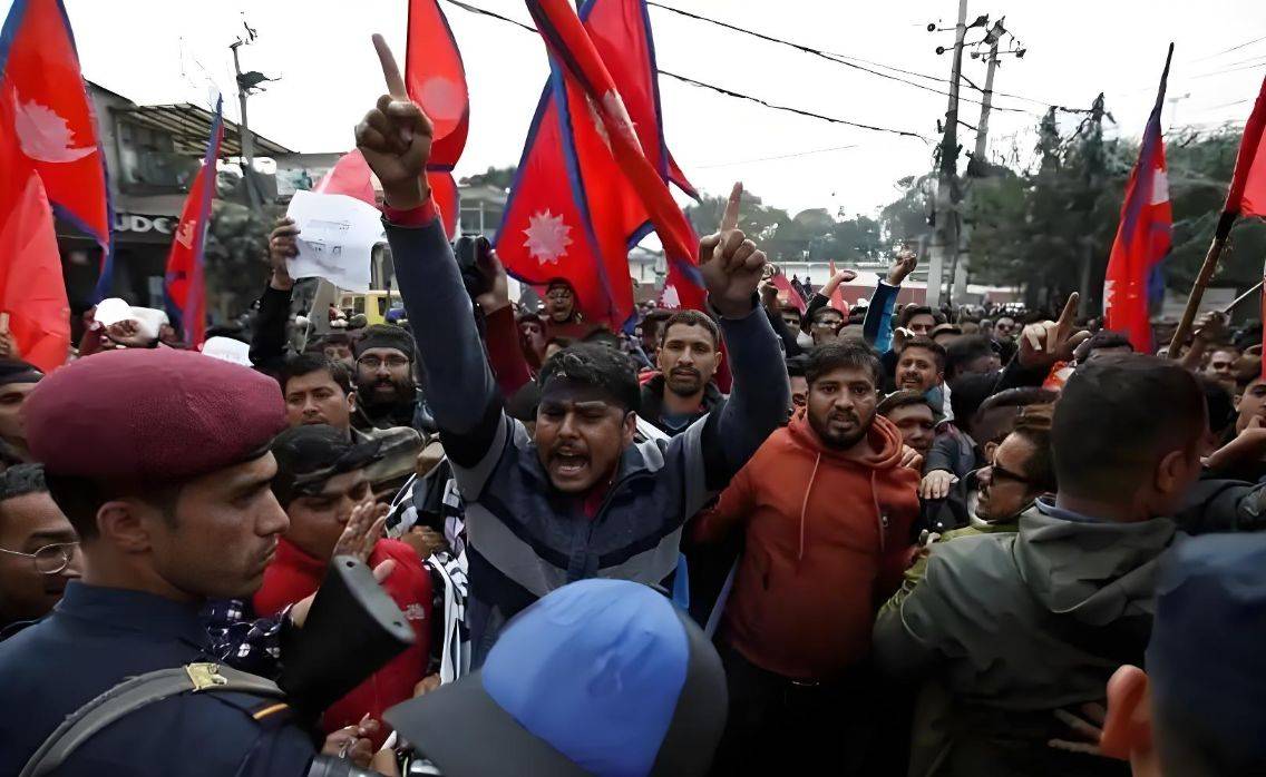 尼泊尔上演的动乱更像“颜色革命”，由境外势力策划试图更迭政权