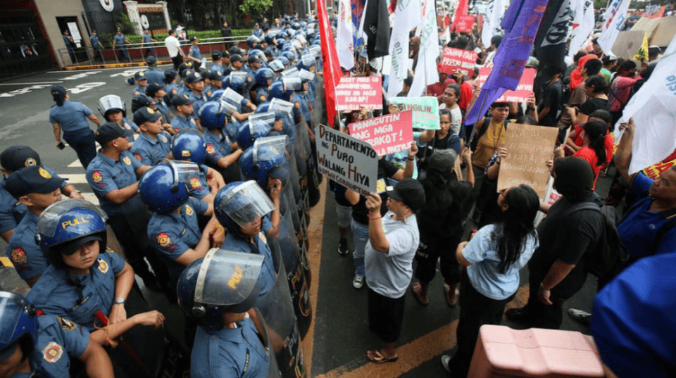 菲国内爆发动乱，民众抗议马科斯，军警出面镇压