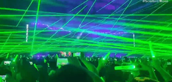 知名歌手演唱会上这一幕引热议！网友担心：没风险？