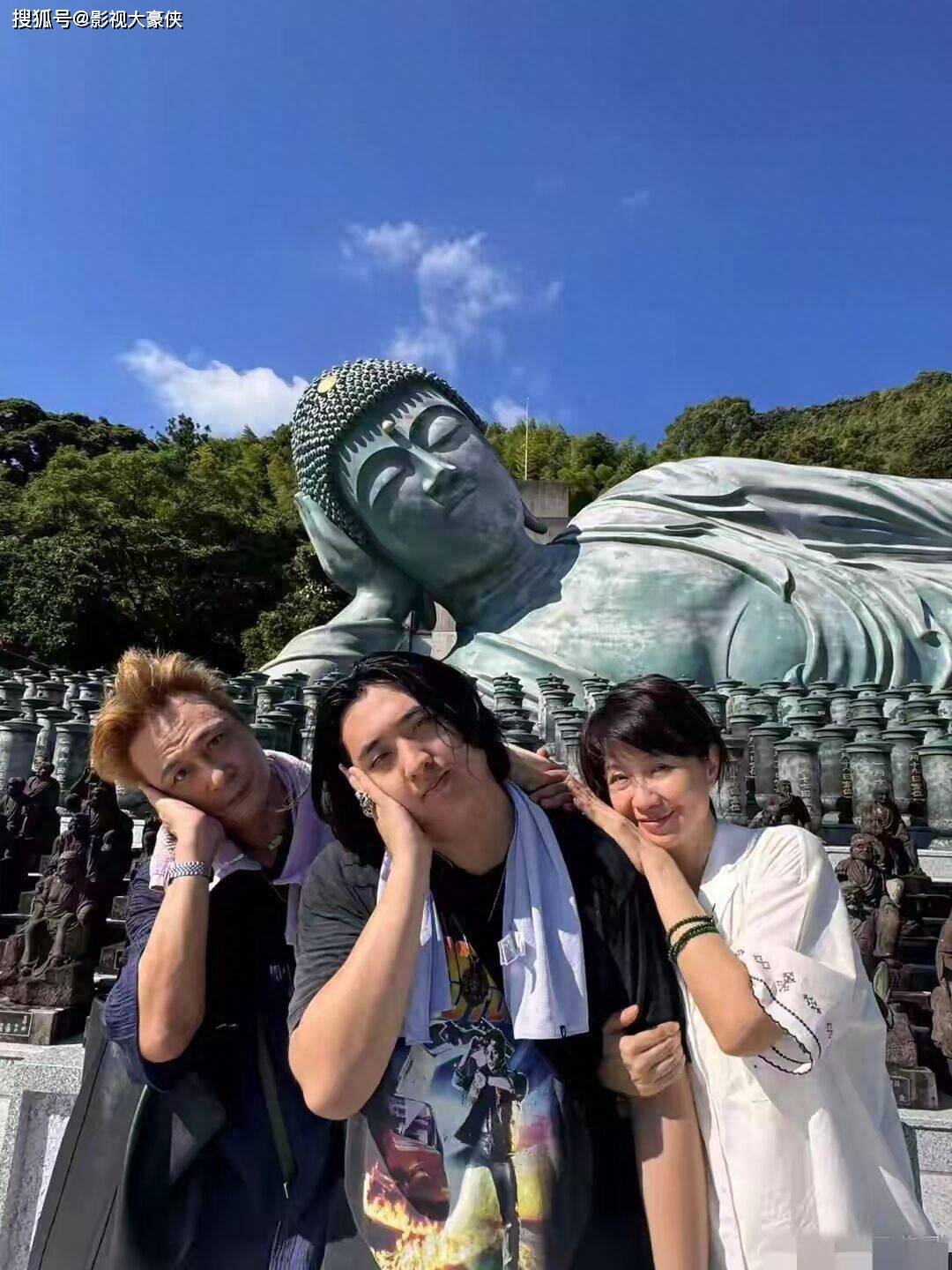 吴镇宇一家日本度假，儿子费曼专发老爸丑照，罕见和老婆秀恩爱