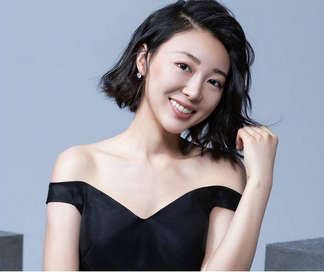 知名女经纪人曾与TVB花旦爆负面风波，如今密会女神亲密合照