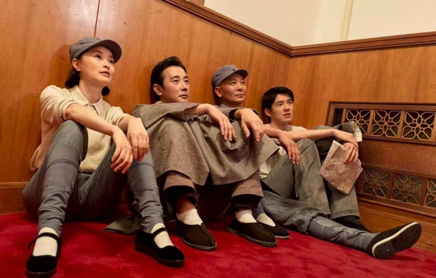 吴越晒出与刘昊然罗晋同框照 众人面带微笑状态好