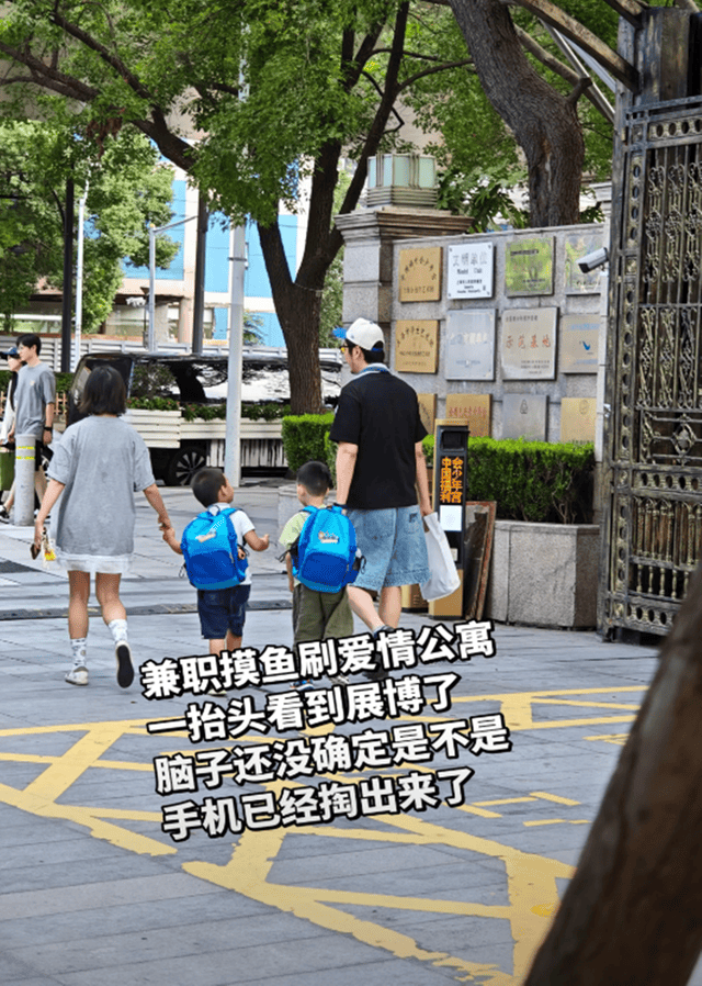 原创            金世佳接儿子放学，189个头身材练得真好，牵着儿子手人夫感好强