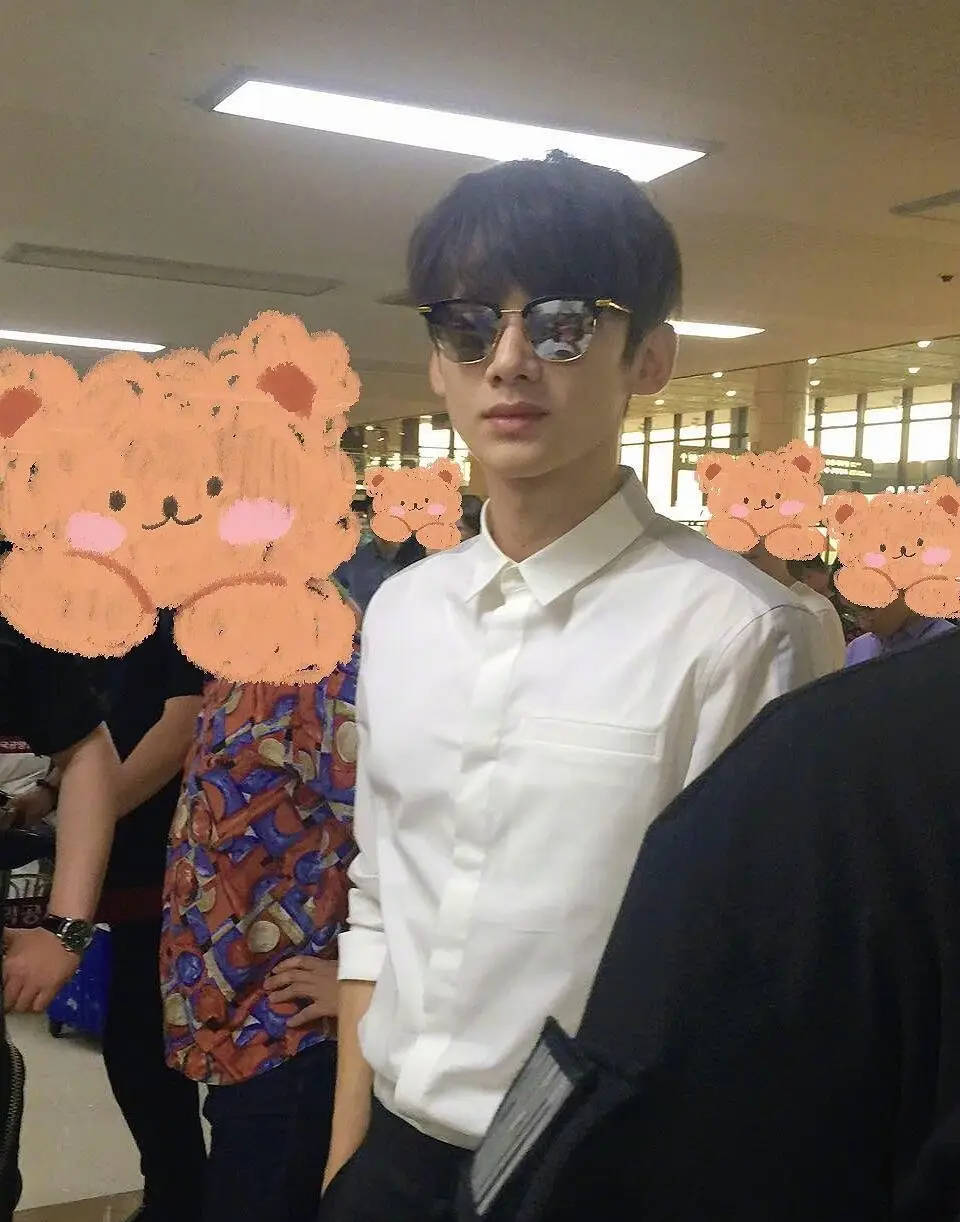 网友分享十年前偶遇白敬亭旧照 身穿白衬衫清瘦帅气