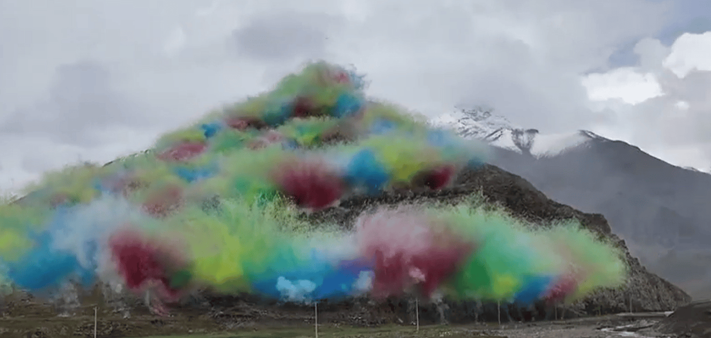 始祖鸟联合艺术家蔡国强在喜马拉雅山放烟花，品牌方回应质疑：有科学评估和严格指导