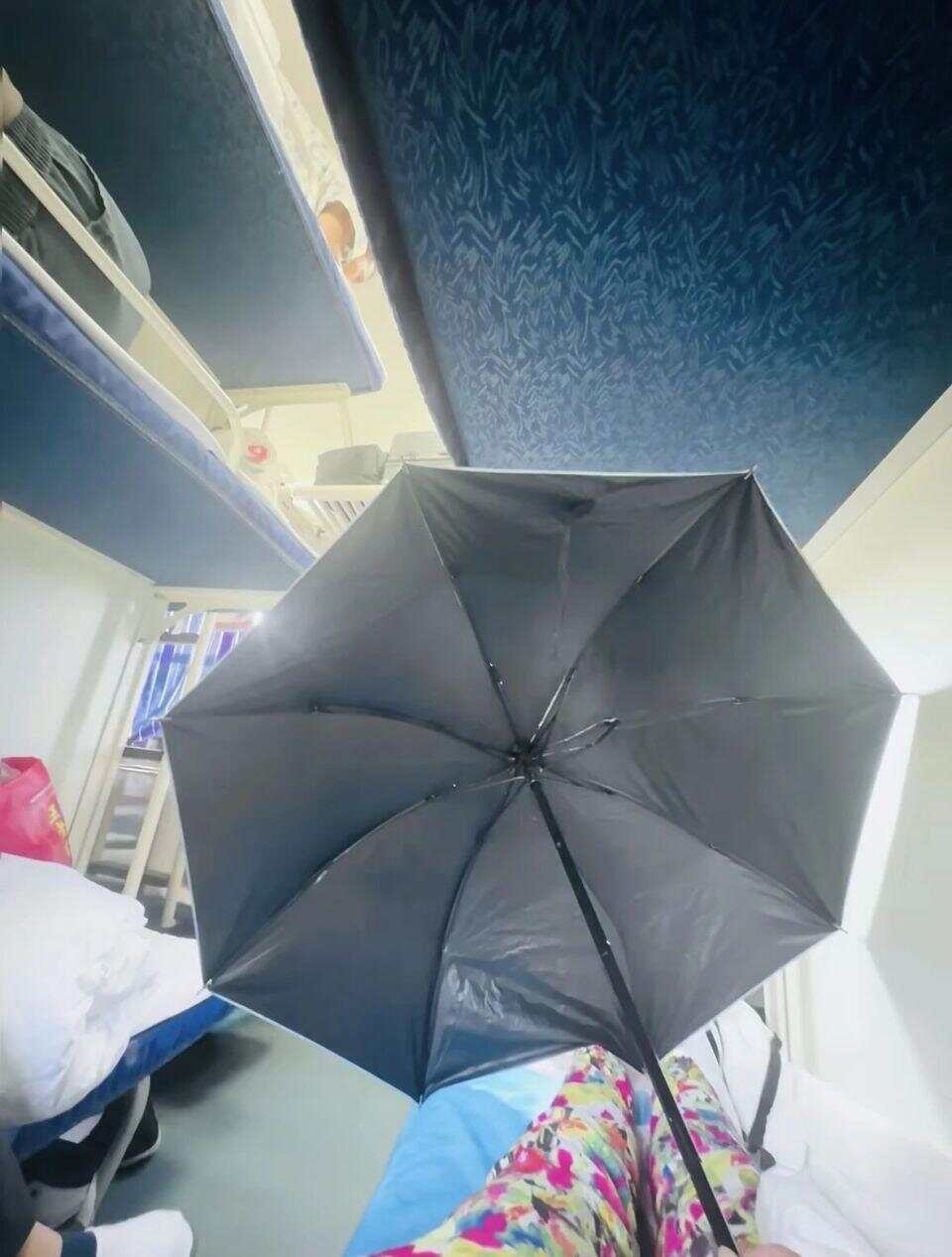 12306回应卧铺乘客打伞遮隐私：未明文禁止，但原则上不建议