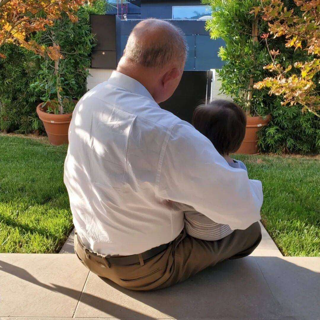 香港著名导演79岁生日照曝光，曾被传患淋巴癌卖楼治病