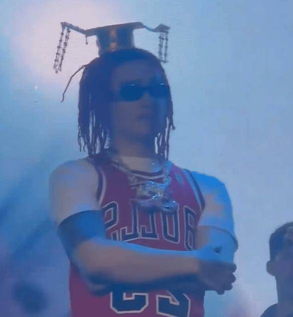 Digi成员演出时登基！