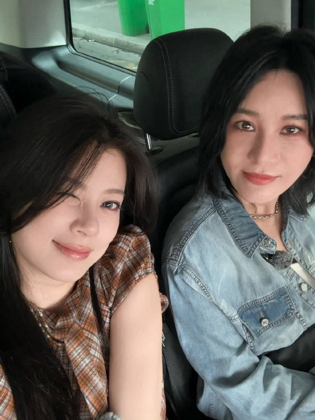 赵昭仪穿旗袍与张予曦合照笑容满面 和街边小花互动温柔美好