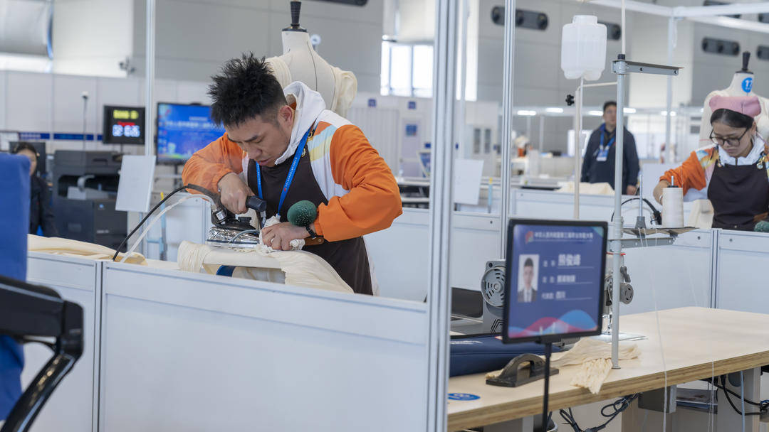 剪刀作画、布料生花 四川工匠在全国技能大赛演绎服装制版的艺术