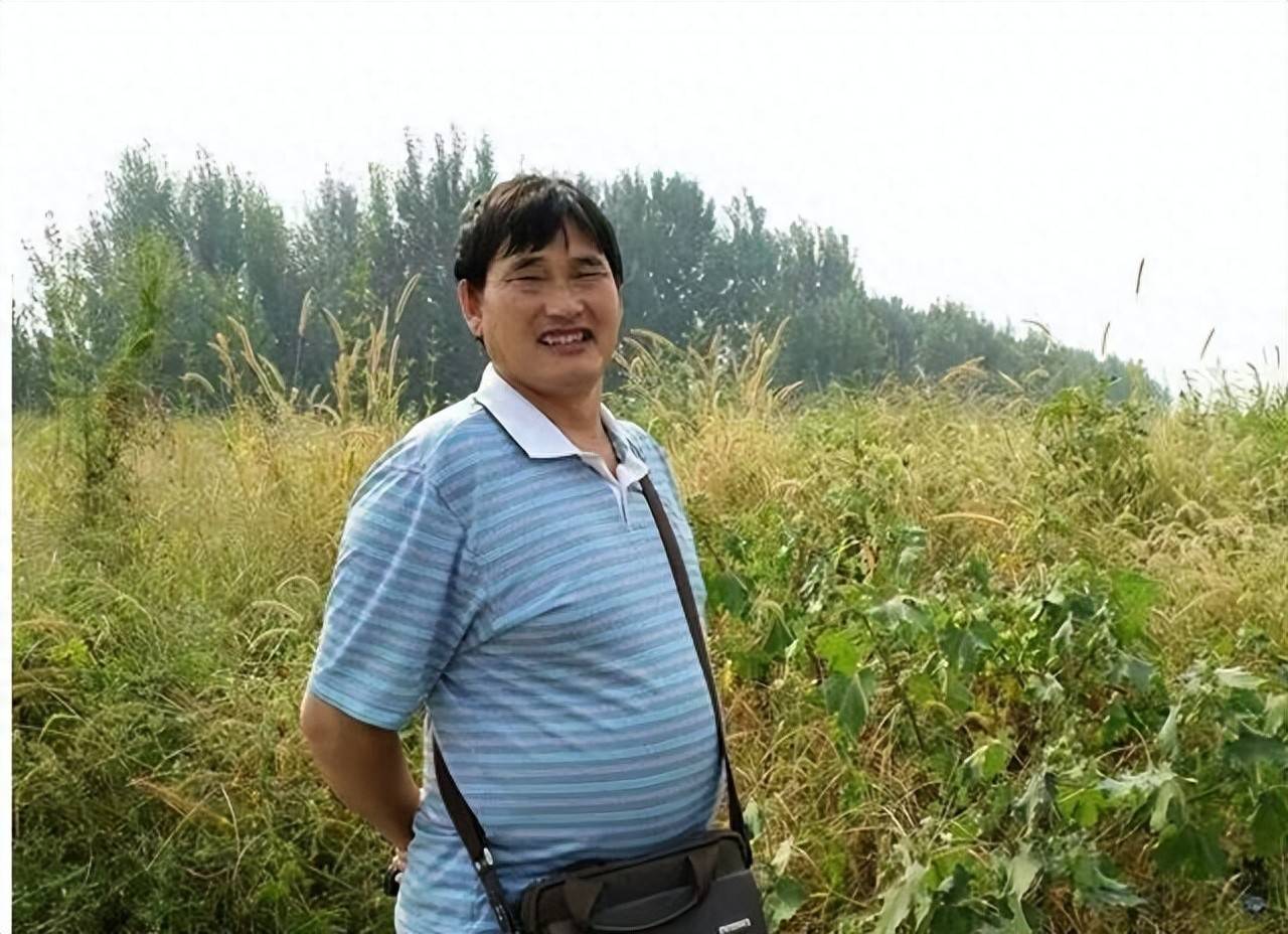 原创            大衣哥朱之文跌落神坛，家门口冷清出行无豪车，一人拎破包接商演