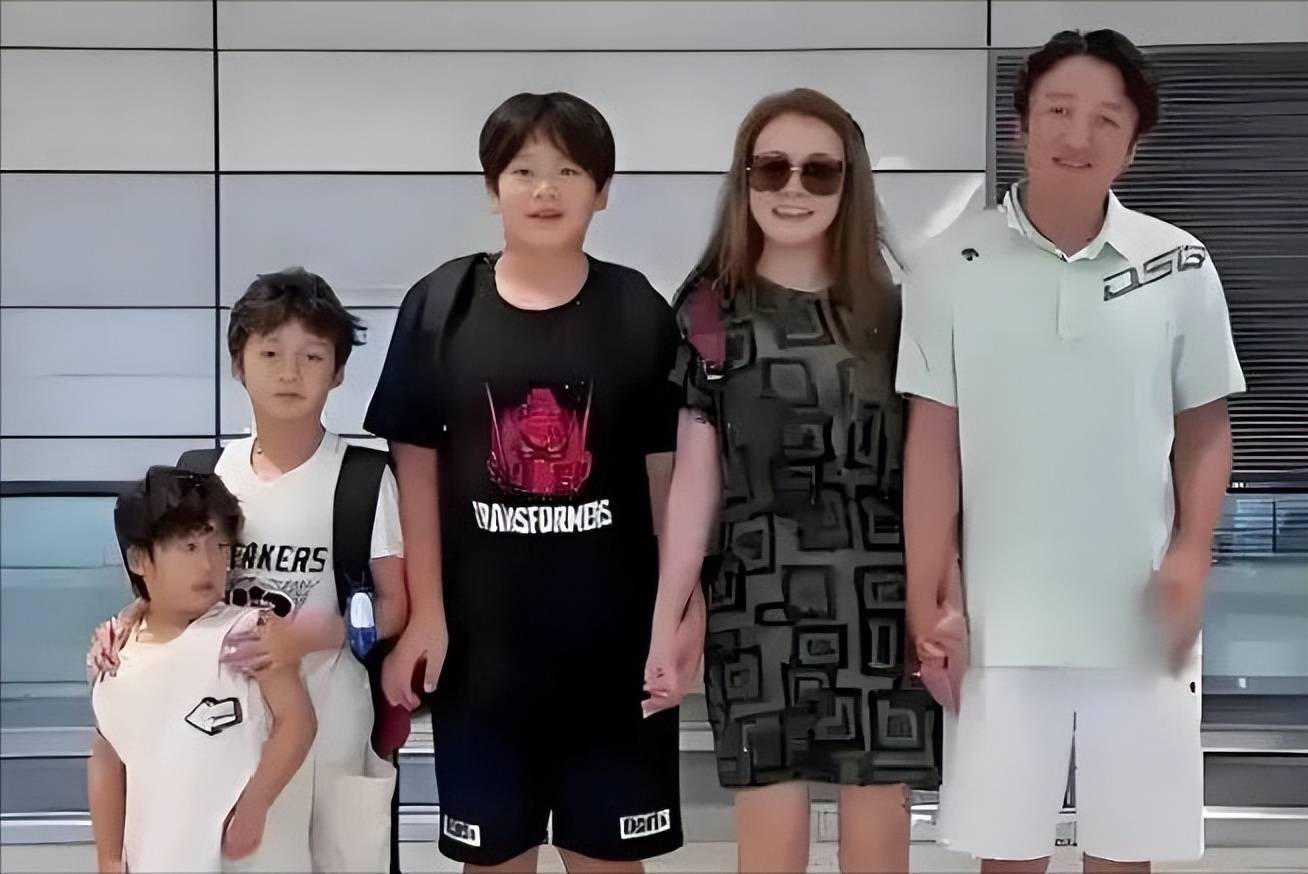 原创            邹市明管不住老婆了？冉莹颖穿超短裙显腿粗腰圆，对瓶喝酒真豪放