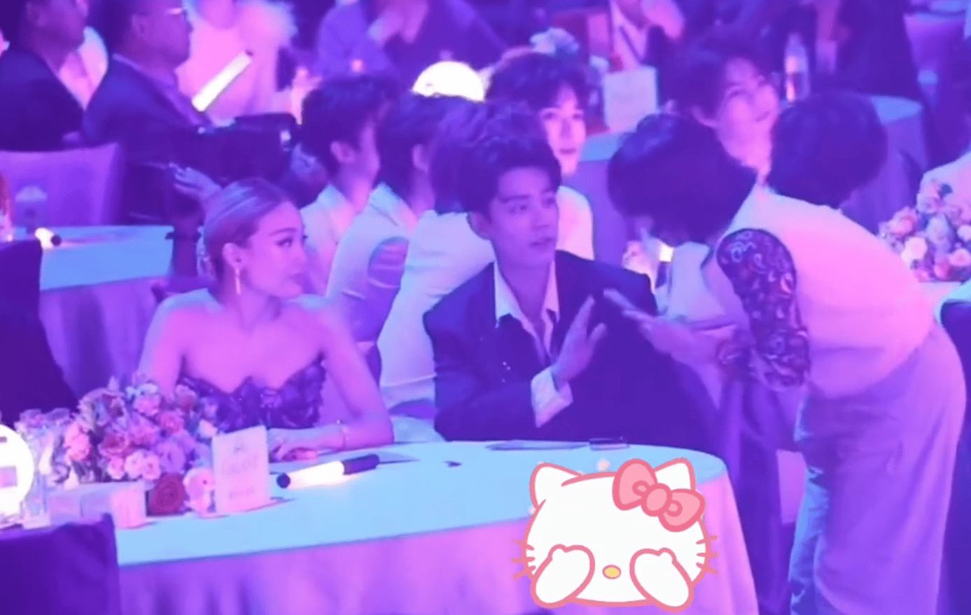 肖战活动被索要签名 霍汶希察觉后欲起身干预