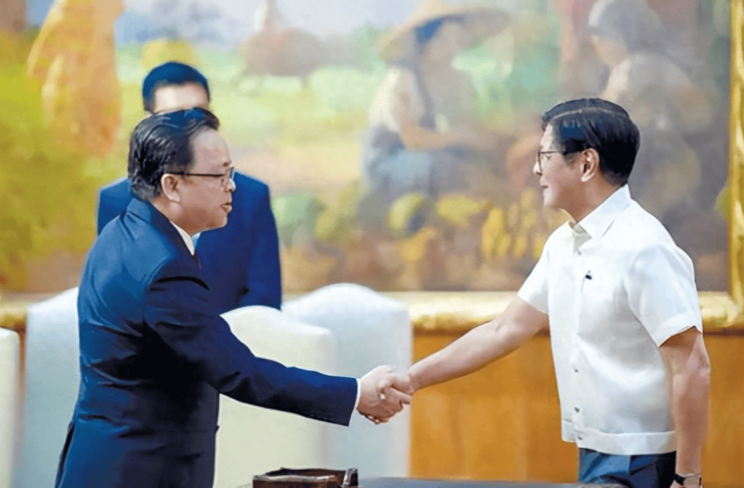 顾不上脸面了，马科斯紧握中方大使的手，托大使给北京带句话