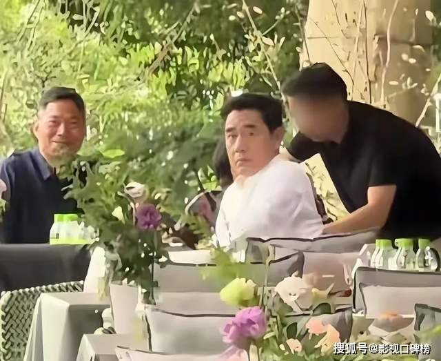 原创            陈宝国夫妇在西湖被偶遇，69岁赵奎娥素颜法令纹明显，气质很优雅