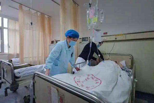 医生怒斥：最能加重脑梗的行为，不是熬夜！而是频繁的去做这几事