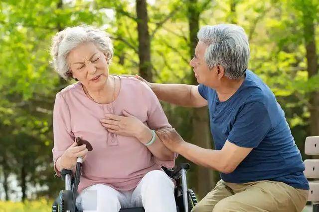 70岁大妈心脏骤停去世，医生遗憾指出：长期吃安眠药犯了3个禁忌