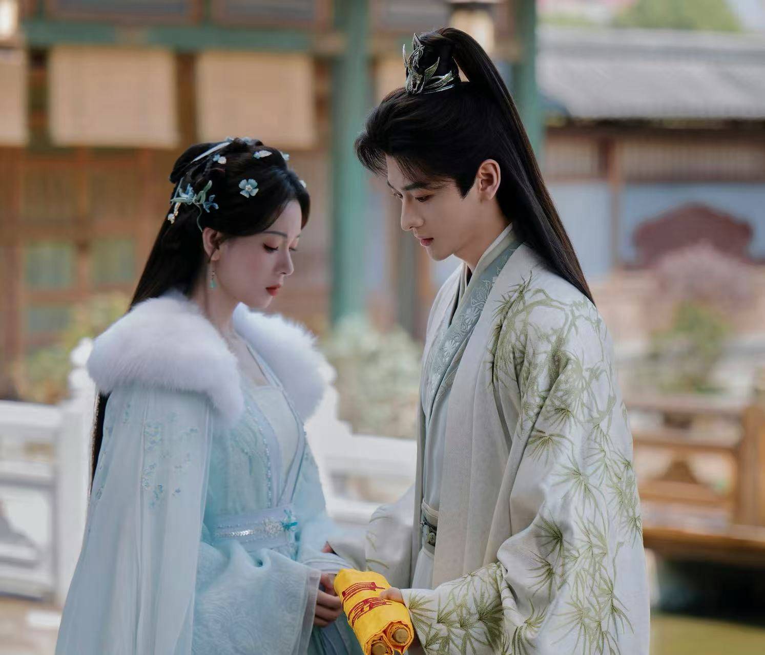 陈瑶全伊伦还原壁咚名场面 高甜撒糖默契满分