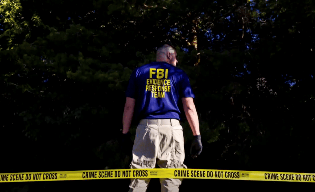 160米外开出唯一一枪，嫌犯照片曝光，美官员公布柯克案更多细节！顶级狙击手分析：枪手技术一般，用的步枪威力大