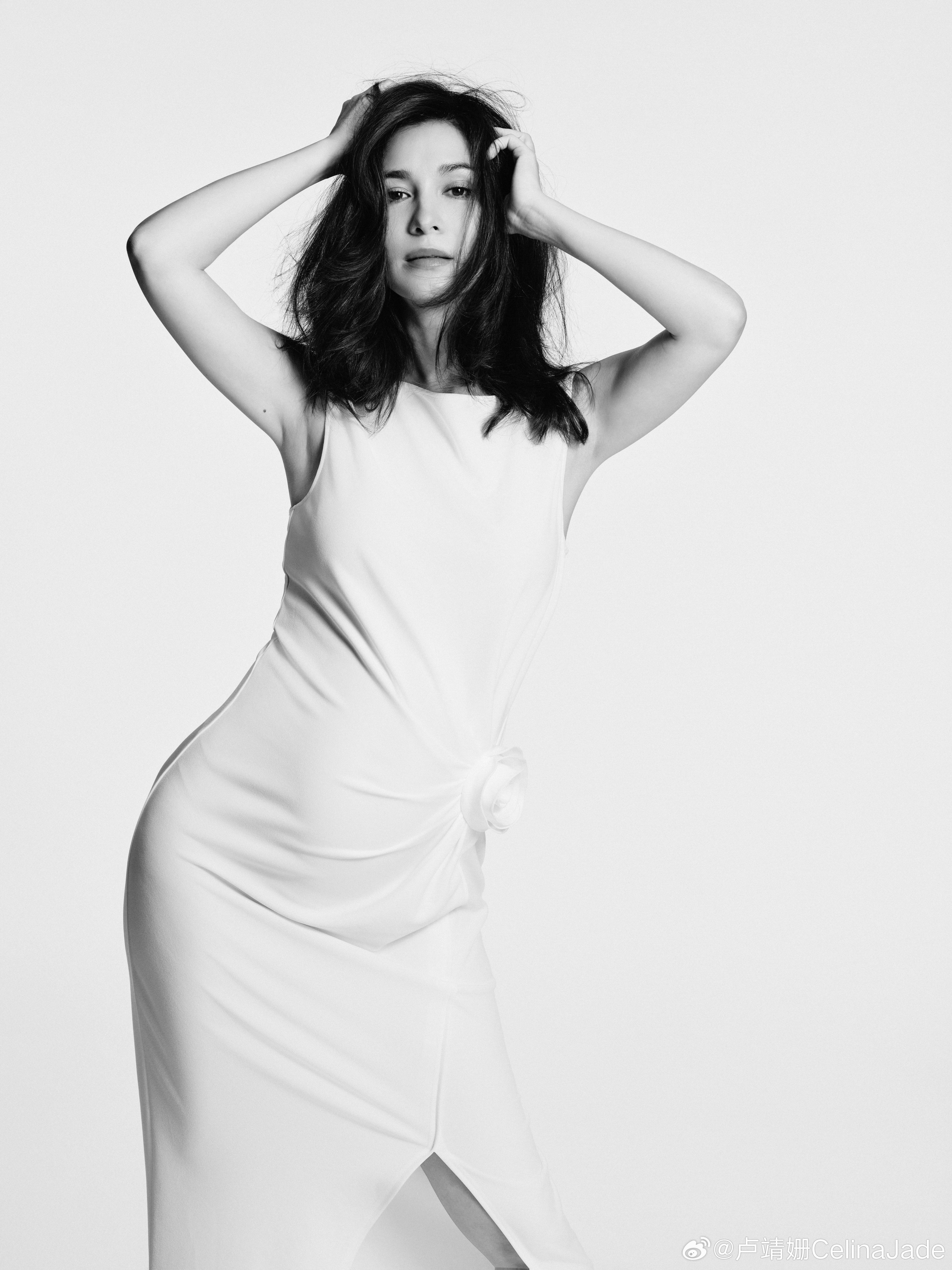 卢靖姗晒二胎孕肚 一袭白裙优雅知性散发母性光辉