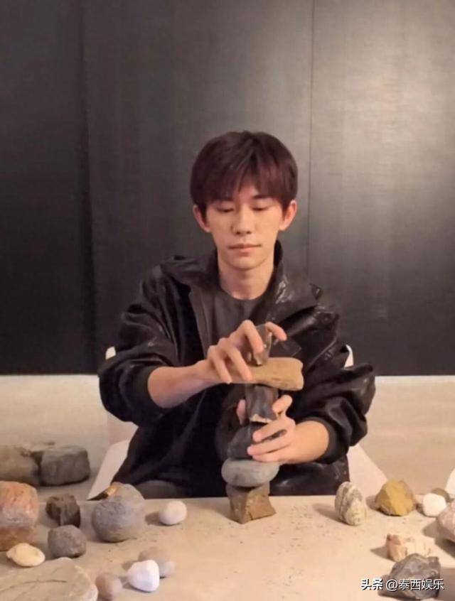 原创            易烊千玺直播“甩脸子”，全程玩石头不理粉丝，观众缘危在旦夕