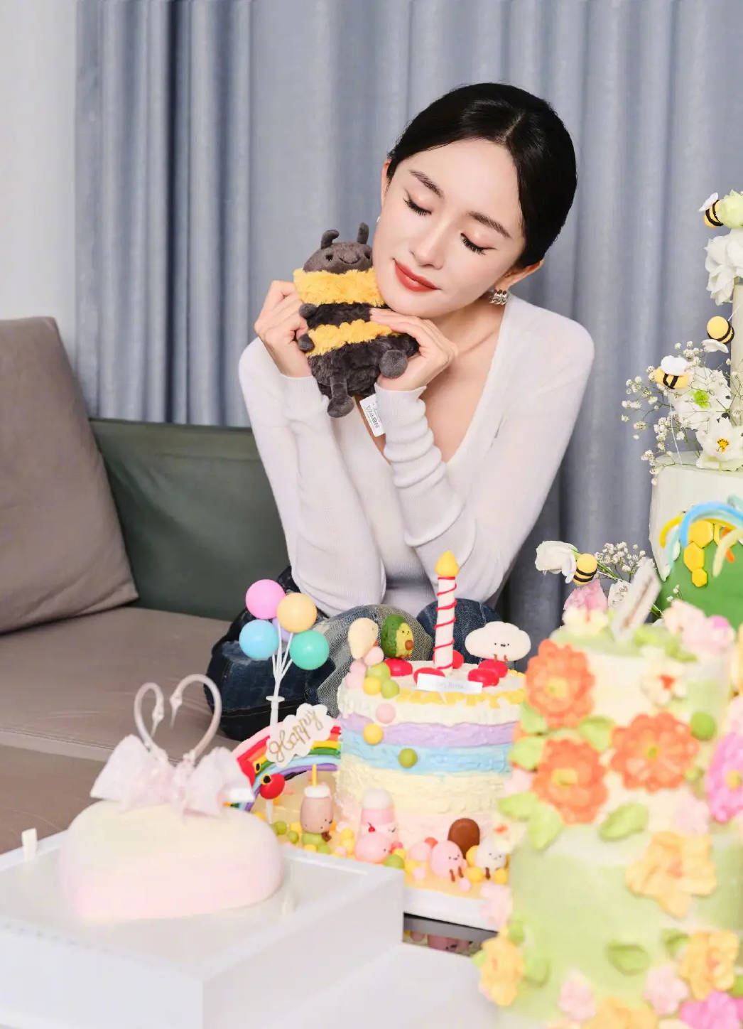 39岁杨幂拍生日美照心情好！被鲜花包围状态似少女