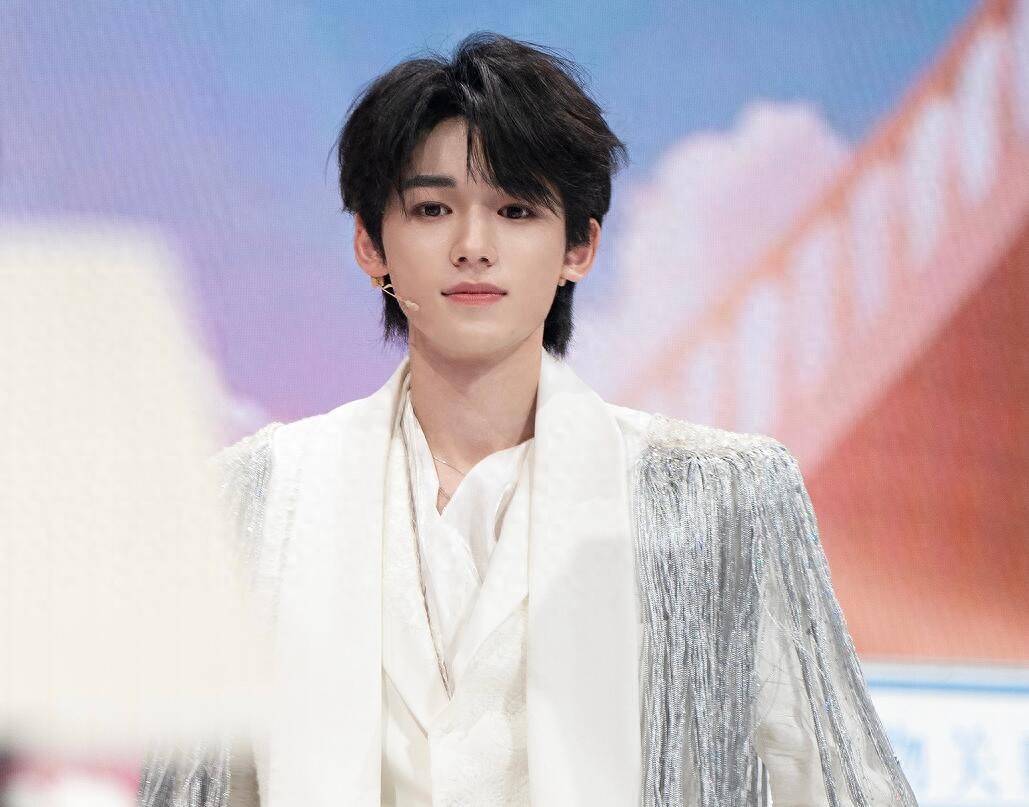 原创            宋亚轩的“装”，徐明浩的“不装”，让我看清了娱乐圈的人情世故