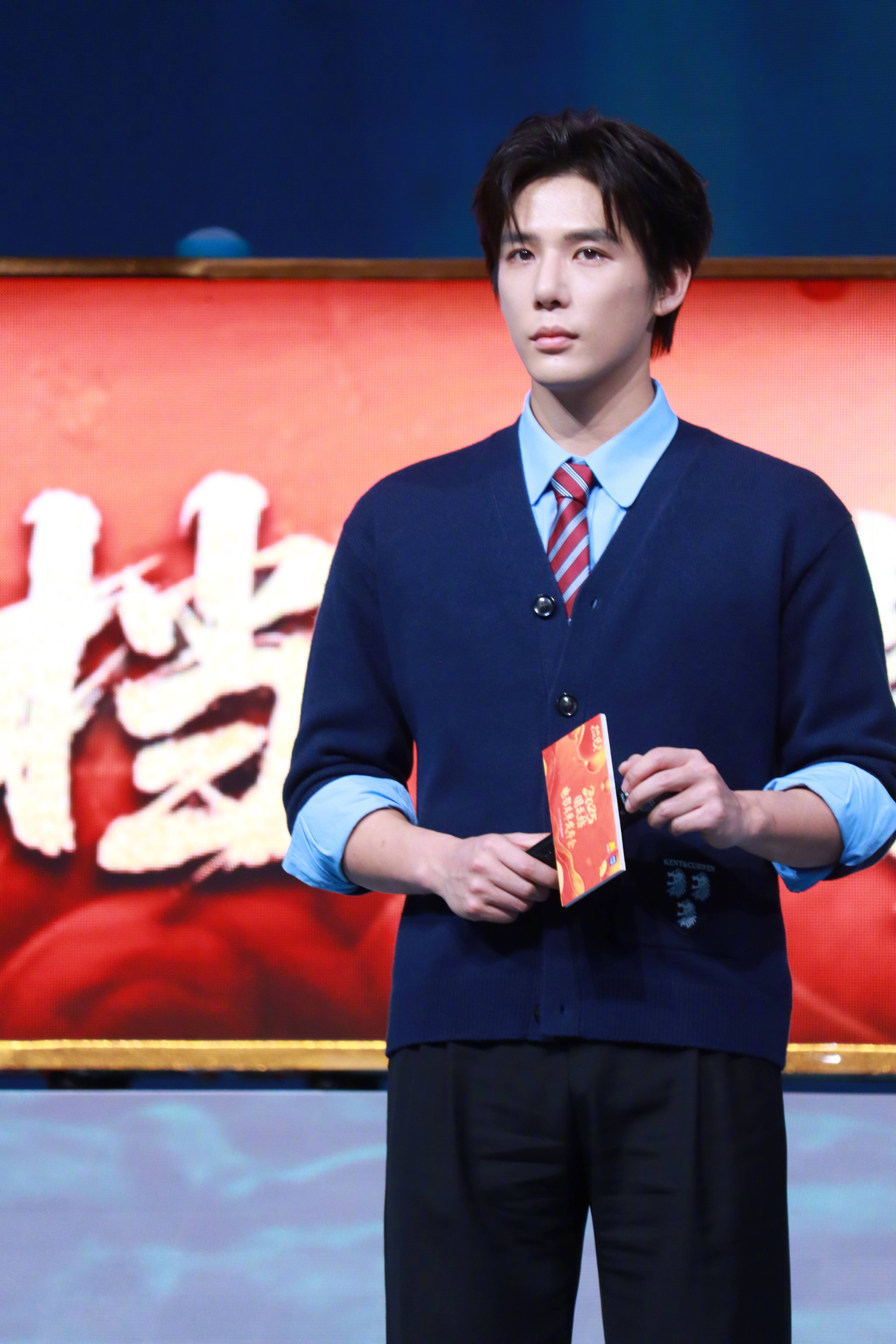 王安宇亮相国庆档电影片单发布会 双开门身材板正帅气