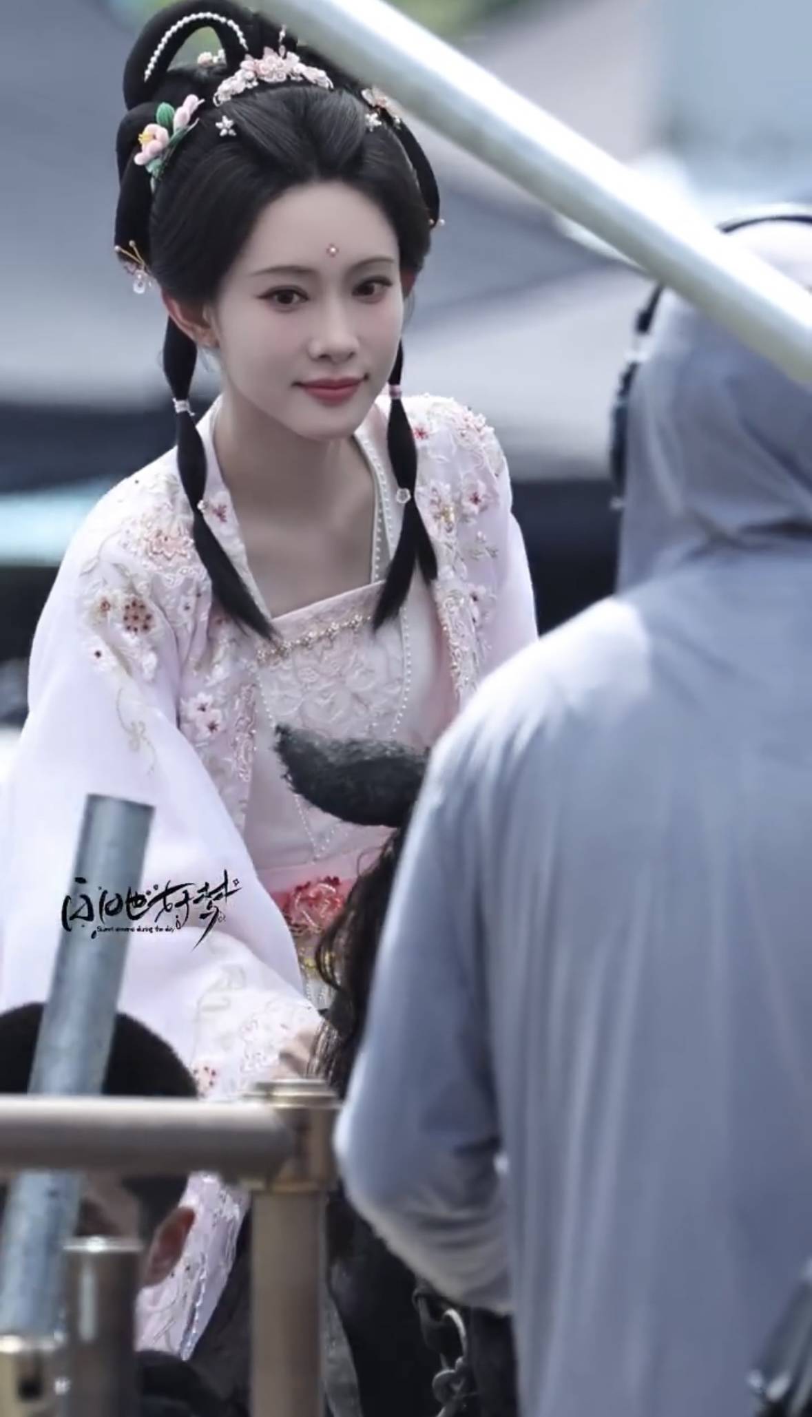 孟子义新剧路透释出 穿粉色古装发间簪花好清秀