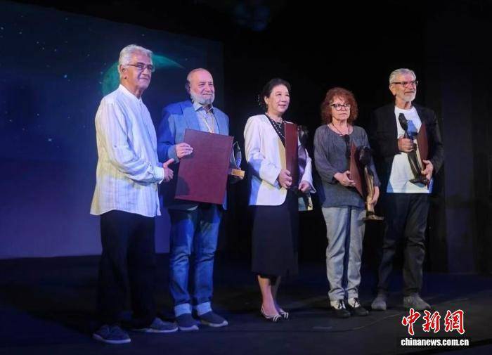 中国艺术家荣获塞尔维亚国际儿童戏剧节“小王子终身成就奖”