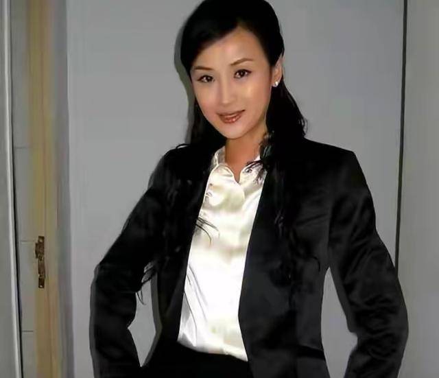 原创            长得漂亮却出道25年零绯闻，如今夫妻恩爱事业好，活成人生赢家