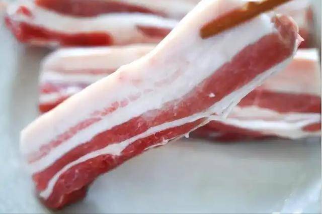 胆固醇“王者”被曝光：是肥肉的25倍，医生忠告：吃多血管真遭殃