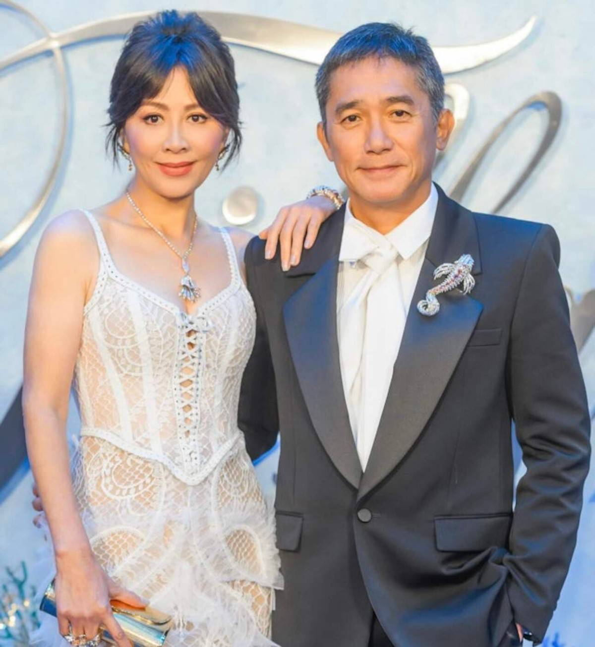 原创            刘嘉玲与内地顶流小鲜肉讲悄悄话，举止亲密，自言会逗姐姐开心