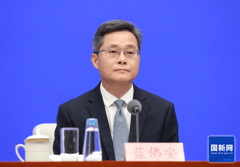 蓝佛安回应政府负债问题