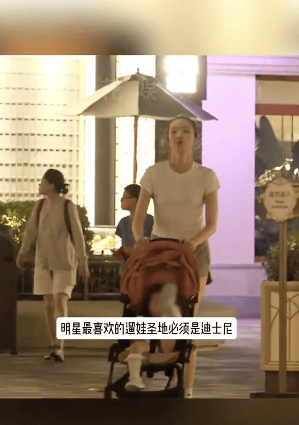 金大川雎晓雯一家三口去迪士尼 二人打扮低调女儿乖巧可爱