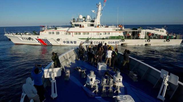 24艘中国舰船列阵仁爱礁，菲方断粮112天后，成功完成补给！