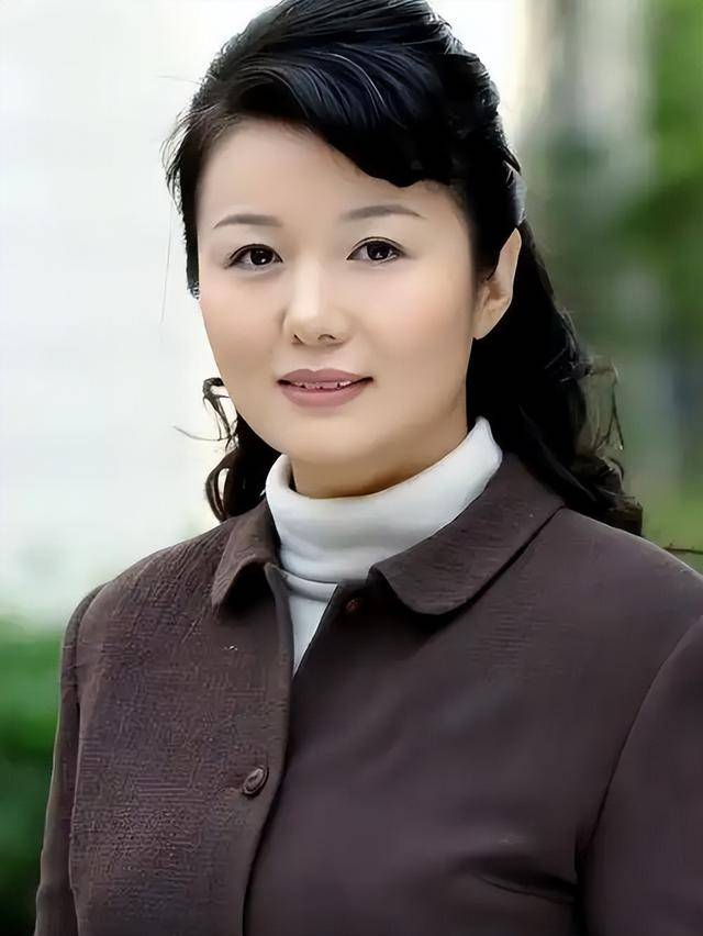 原创            这位老戏骨原来是杜淳后妈，嫁三婚老公的她，老了也要出去挣钱