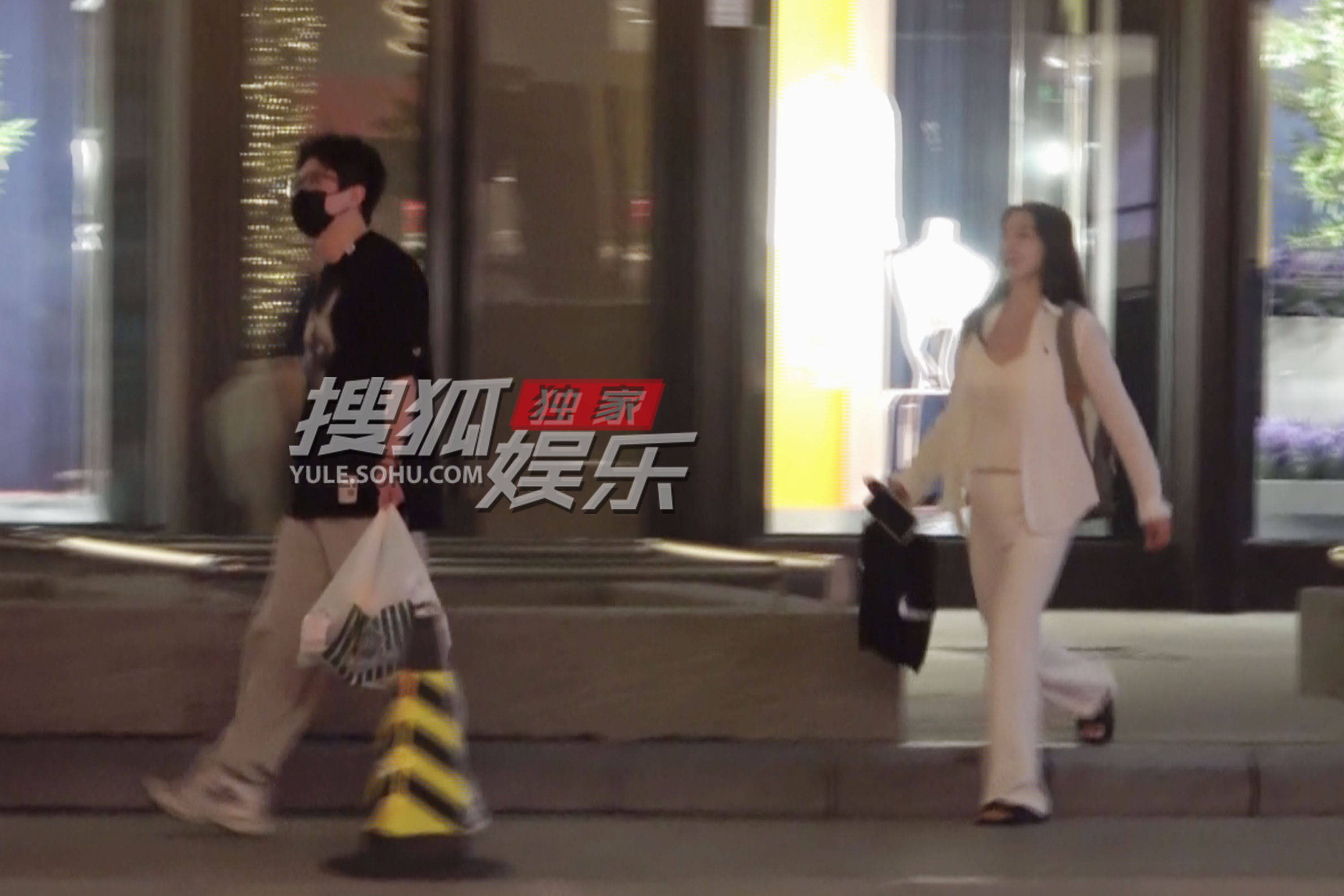 独家：毛不易和女性友人逛街买食物 一路说笑心情好