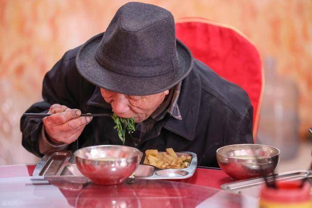 早晨八点吃早餐错了？医生告诫觉：过了60岁，吃早餐尽量做到4点