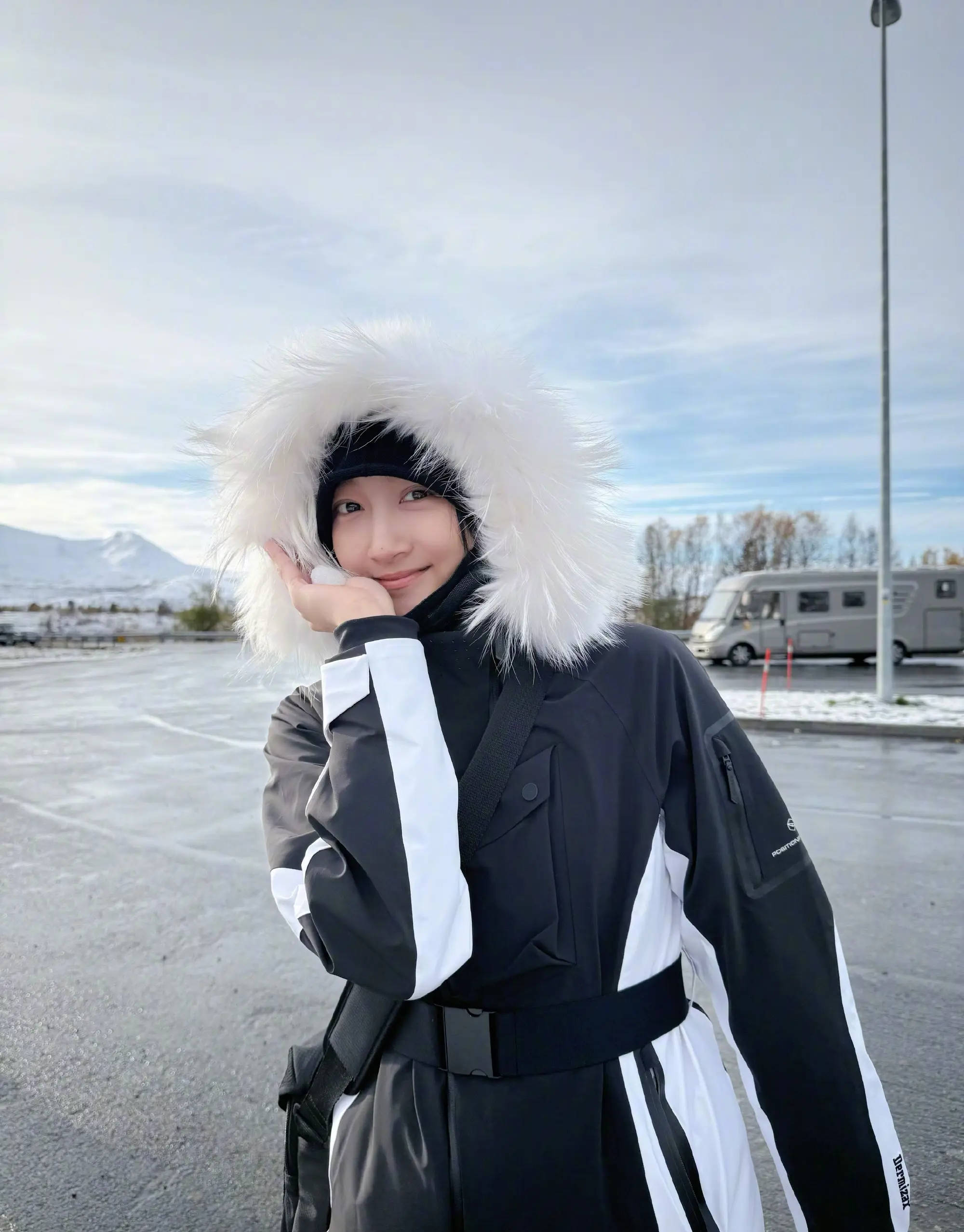 关晓彤晒挪威旅游照仪式感满满 亲自画与极光合影好漂亮