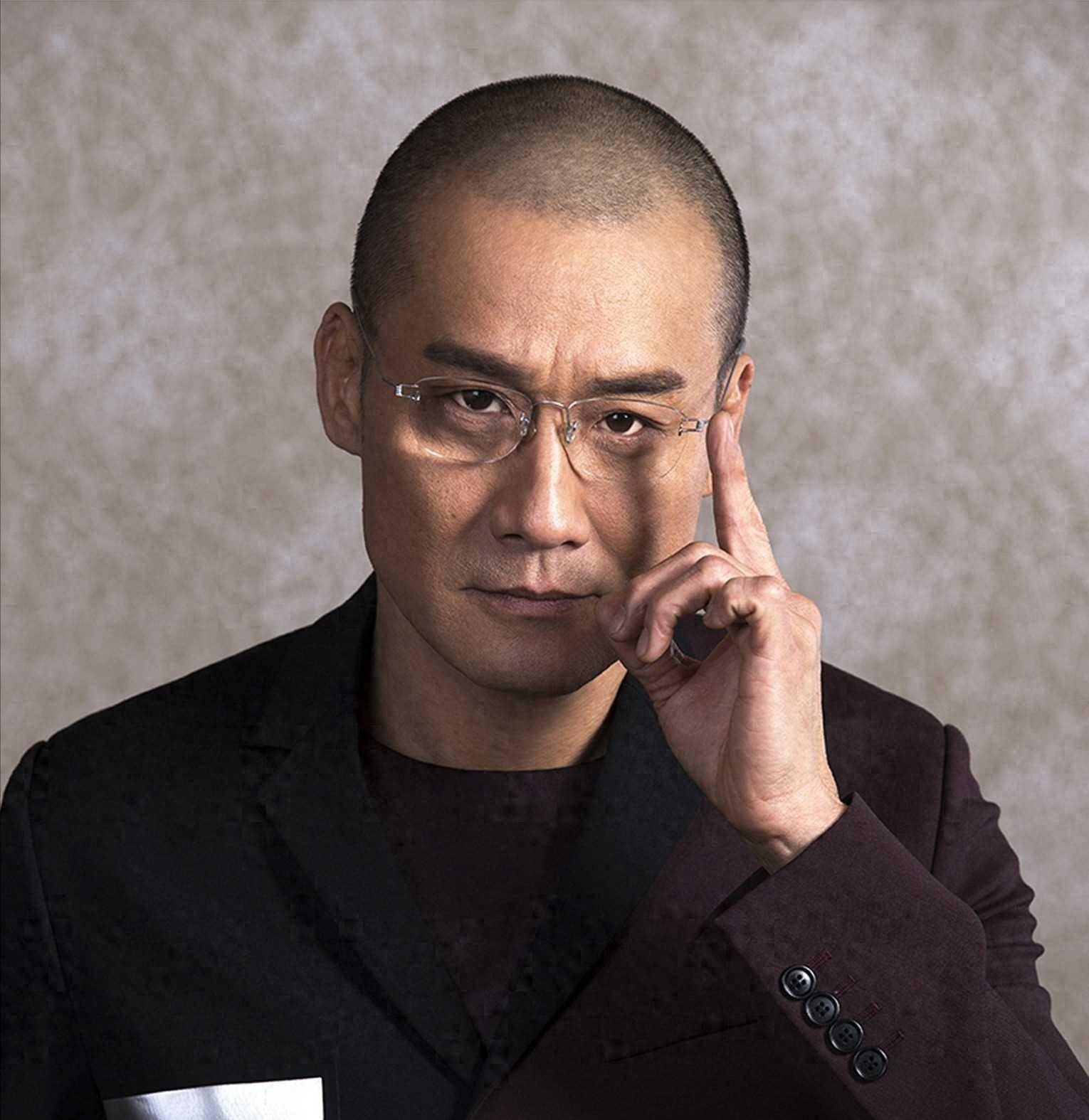 原创            梁家辉夫妇探望混血外孙，祖孙对视而笑好温馨，外国女婿帅气顾家