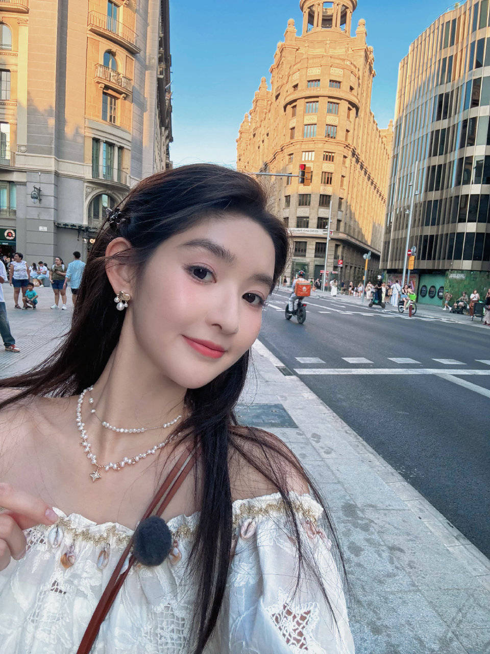 原创            张新成带父母和王玉雯聚餐！双方素颜互看手机，王姐饭局氛围超好